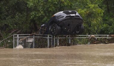 Texas floods have left high waters, big cleanup after hundreds are rescued