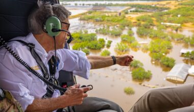 Governor Abbott Surveys Flood Damage In Cotulla, Requests Additional Counties For Major Disaster Declaration | Oficina del Gobernador de Texas