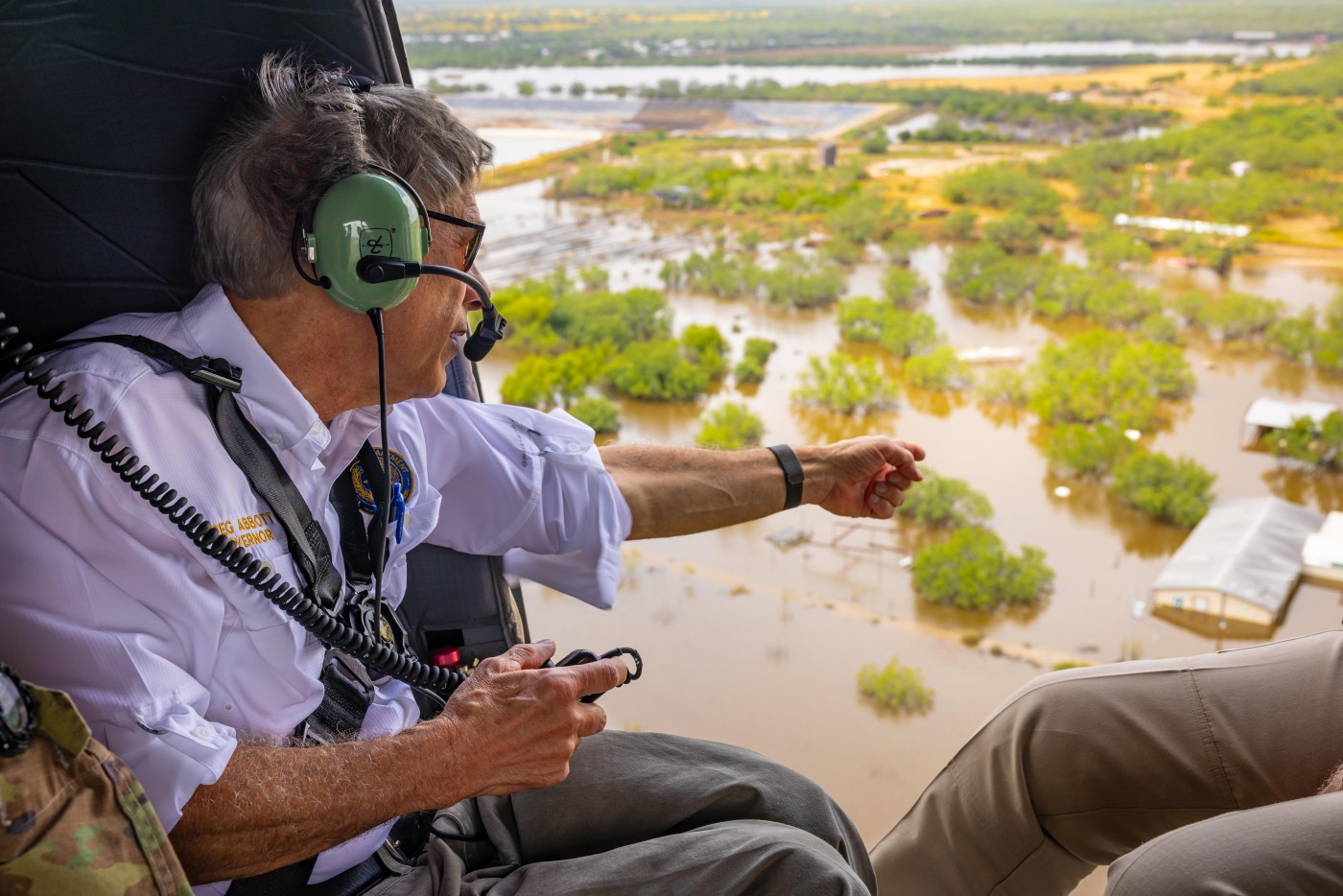 Governor Abbott Surveys Flood Damage In Cotulla, Requests Additional Counties For Major Disaster Declaration | Oficina del Gobernador de Texas