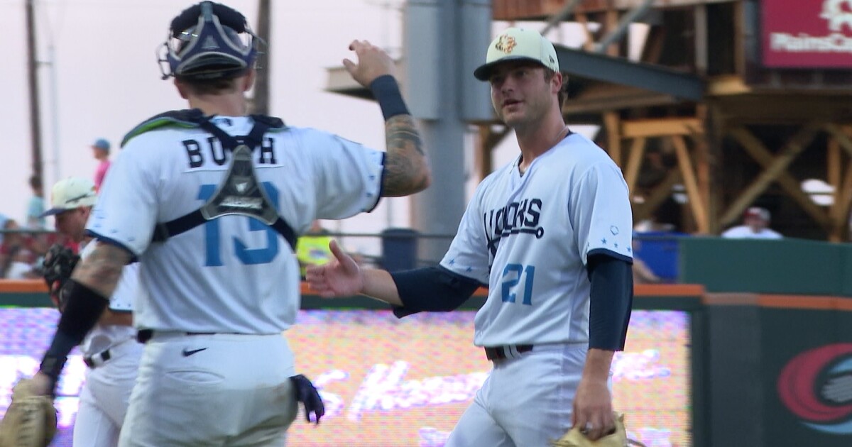 Hooks overpower RoughRiders 6-1, ending 3-game losing streak