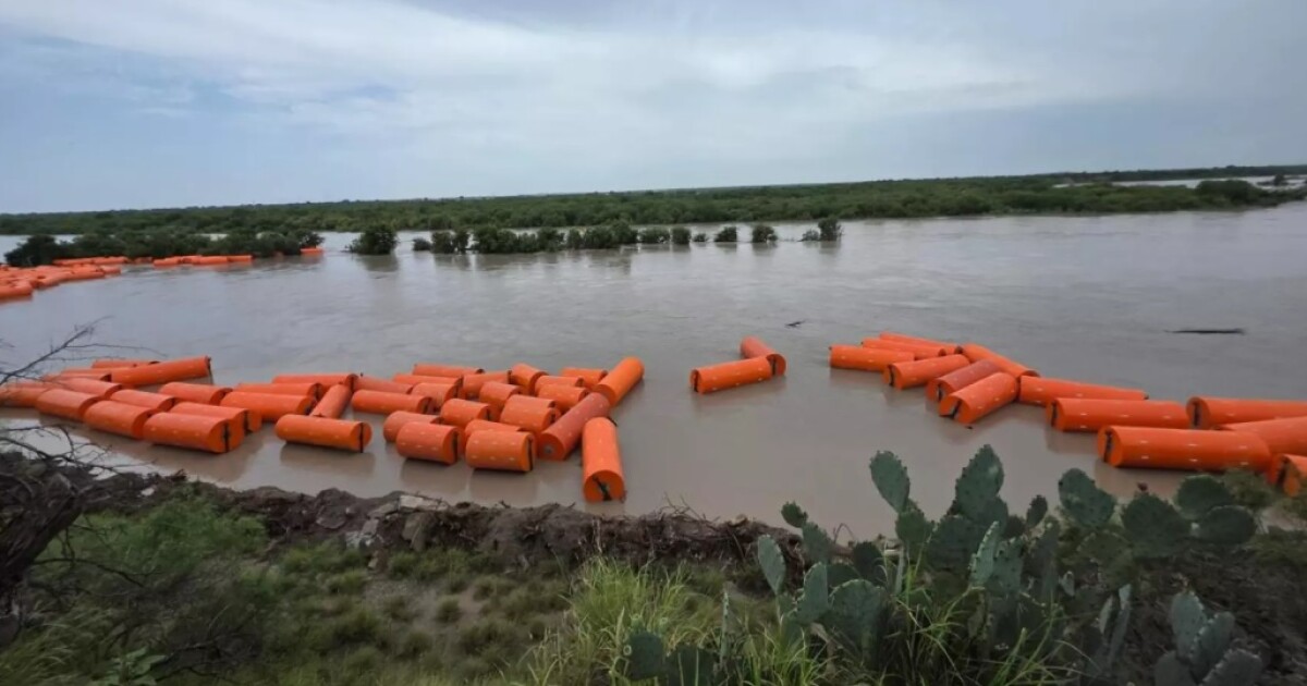 Breakaway border buoys disrupt Rio Grande bridges during Texas flooding