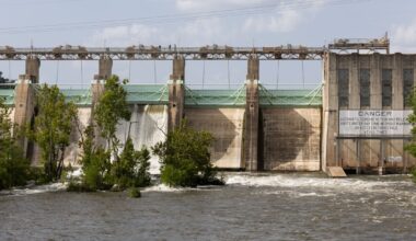 Austin again extends Lake Austin, Lady Bird Lake waterway ban