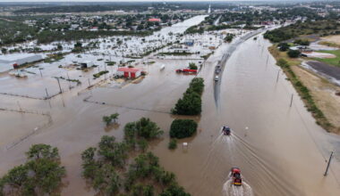 Texas floods leave big cleanup after hundreds rescued