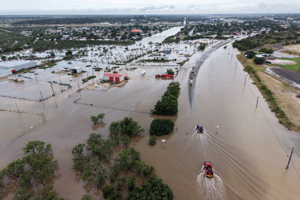 Texas floods leave big cleanup after hundreds rescued