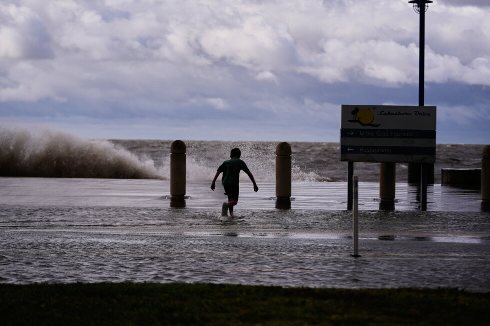 Tropical Storm Bertha moves toward Texas
