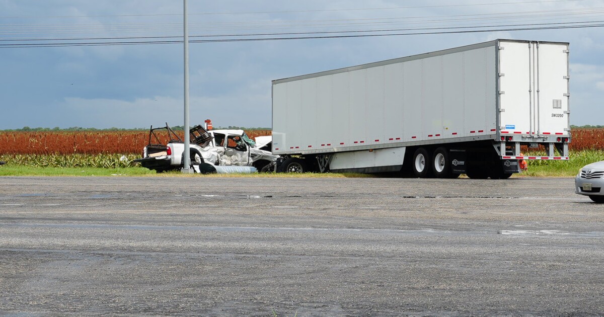 18-wheeler crash closes lanes on Highway 44 in Banquete