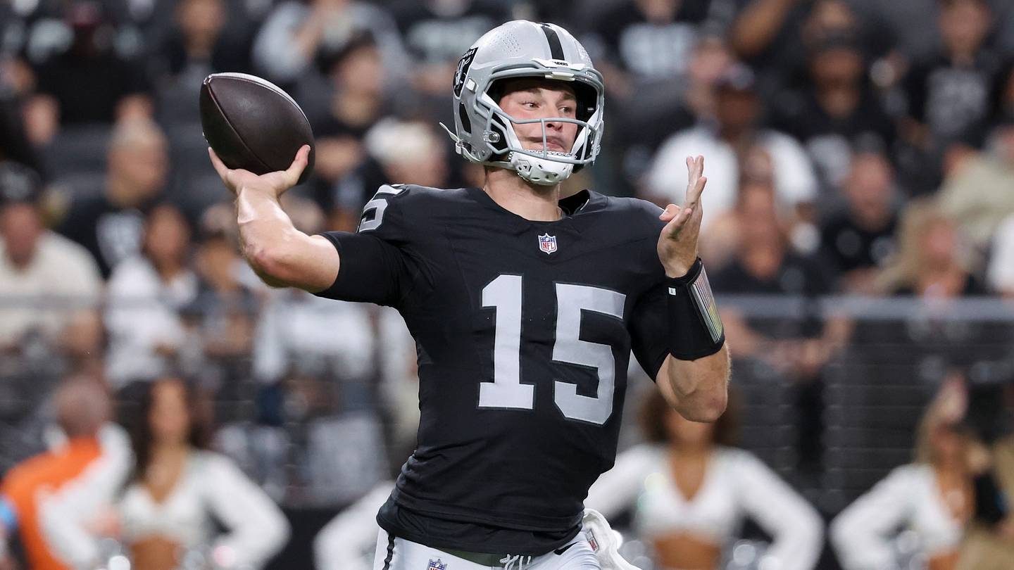 Las Vegas Raiders quarterback Fernando Mendoza