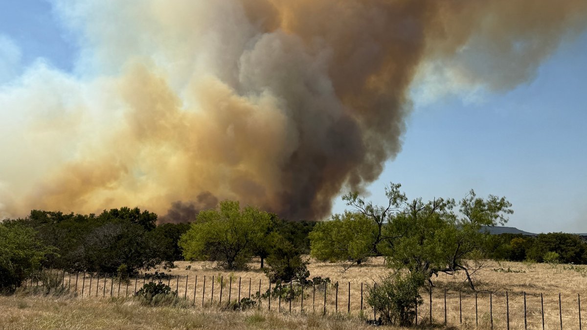 North Texas wildfire explodes in hours, forcing evacuations – NBC 5 Dallas-Fort Worth