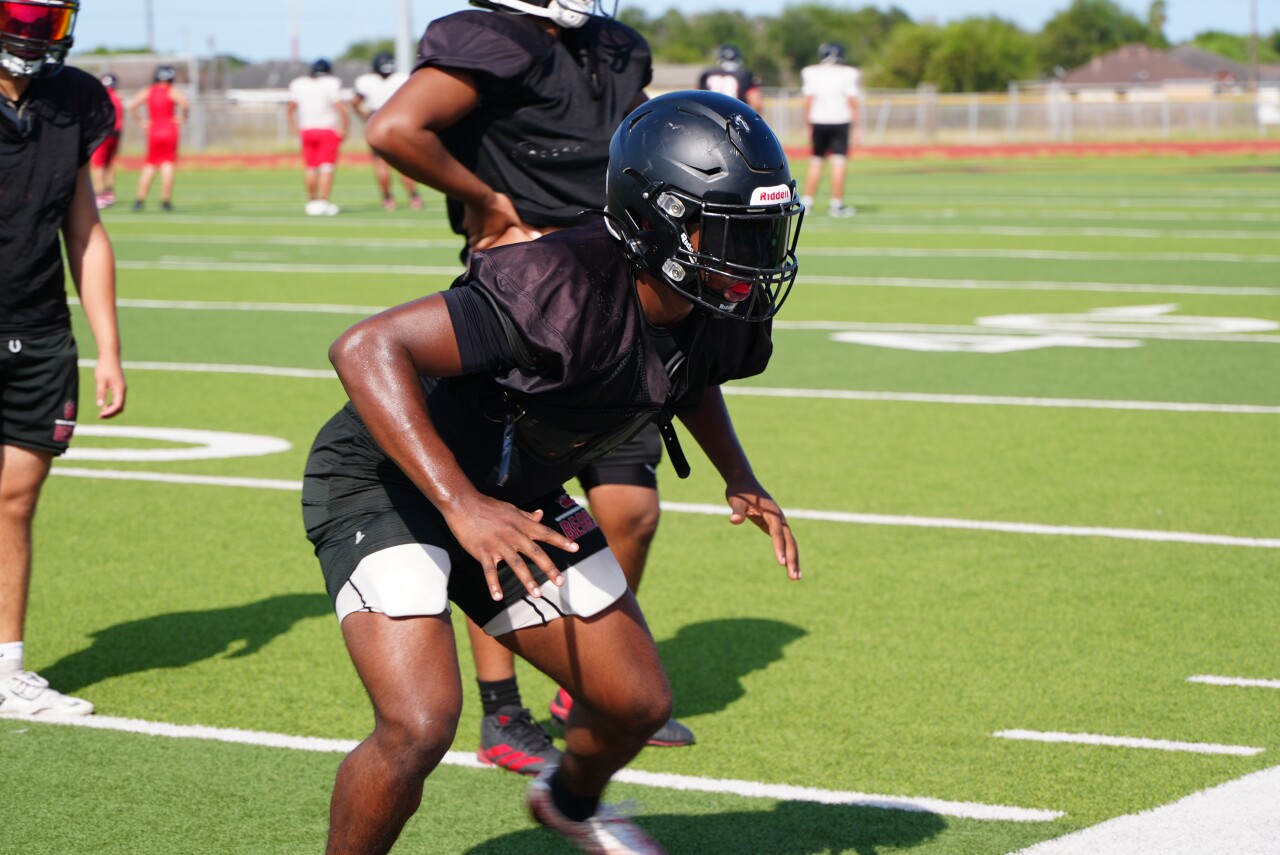 West Oso senior linebacker Trajhaun Vurns