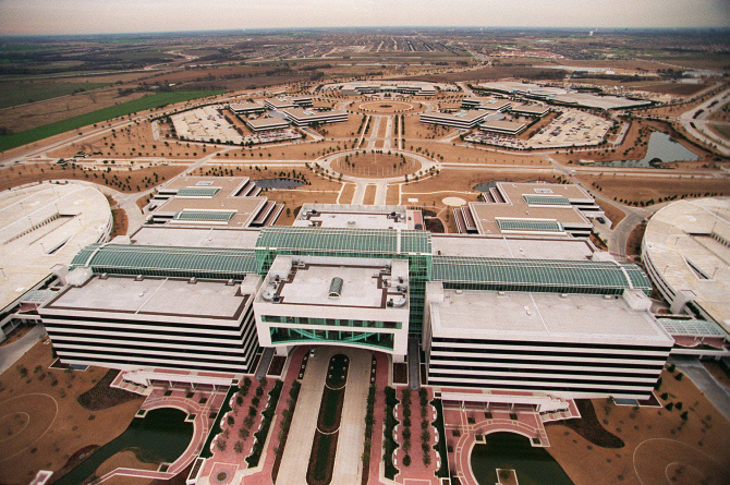 This 1996 aerial photo shows the sprawling EDS campus in Plano's Legacy Business Park.
