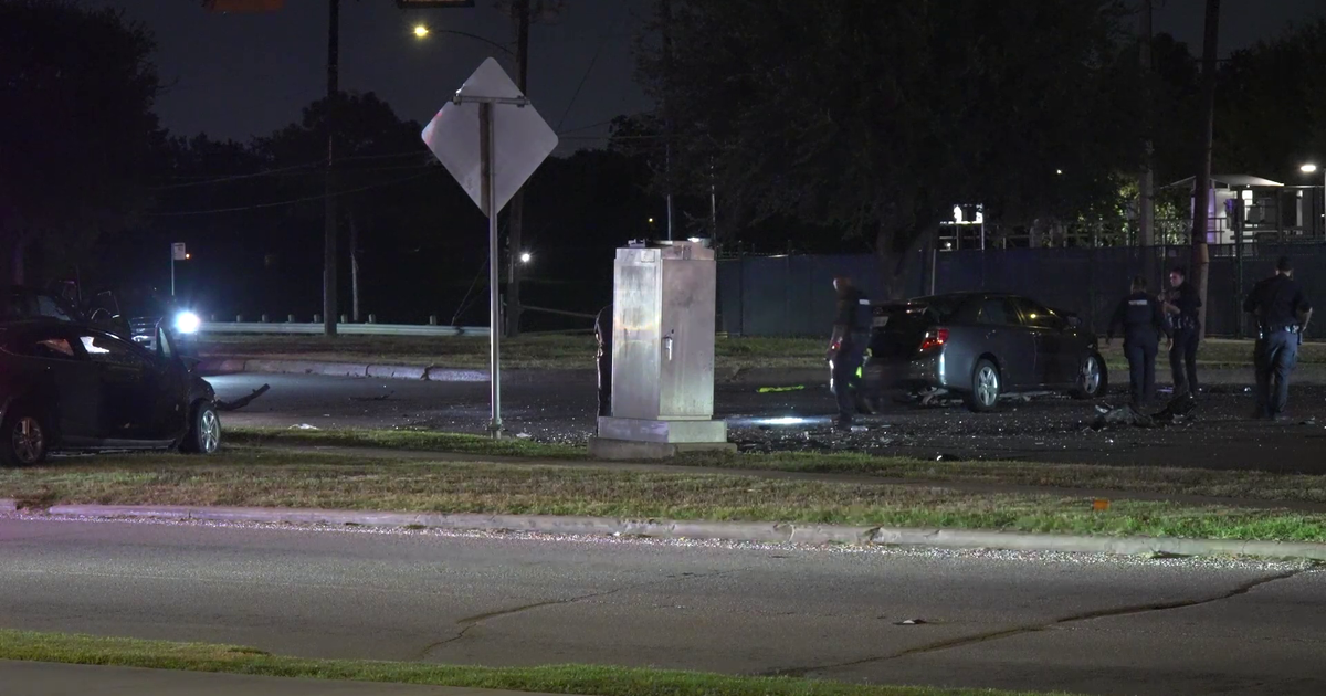 Driver killed in collision after running red lights in SE Houston, police say