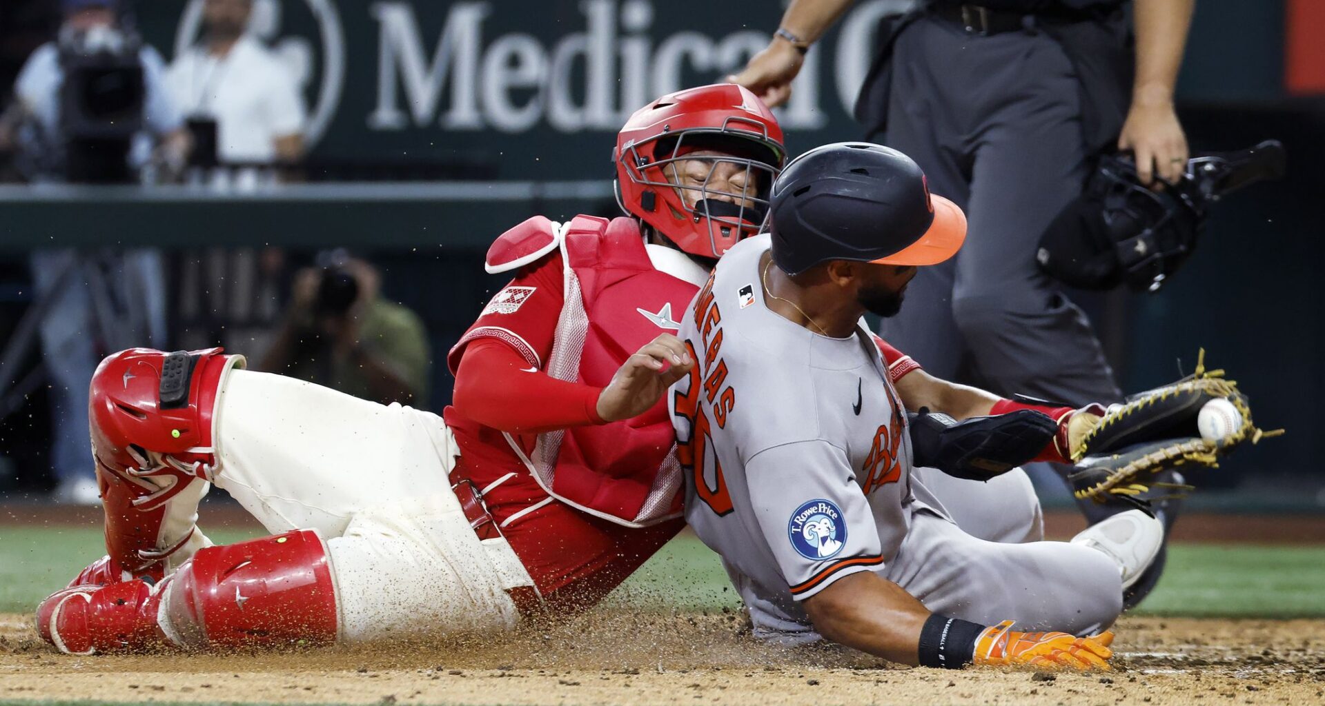 Rangers begin huge series with thrilling win thanks to 'special' relay