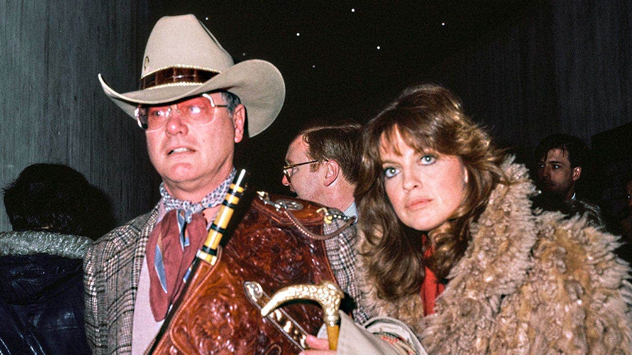 'Dallas' star says Larry Hagman ate peanut butter before kissing scenes