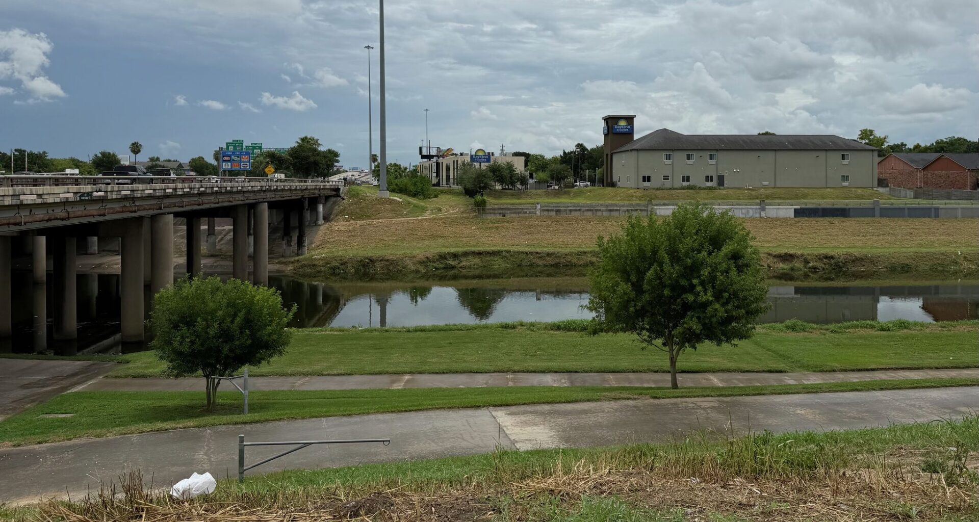 Report of body found in Brays Bayou prompts Houston police response