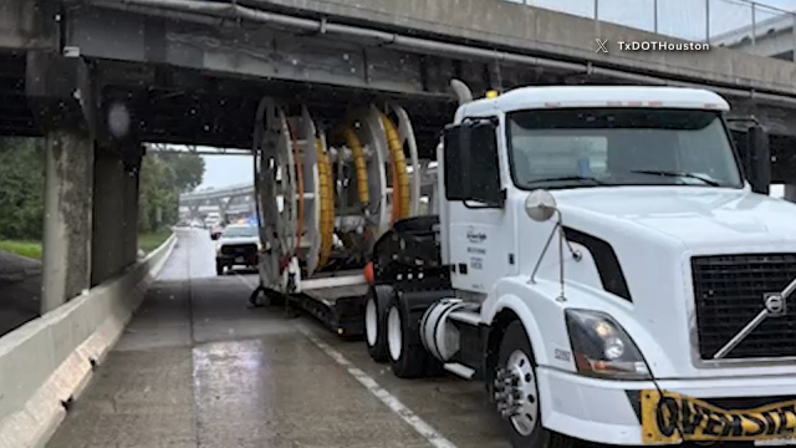 All eastbound mainlanes reopen on I-10 after Houston Avenue Bridge hit by high load, TxDOT says