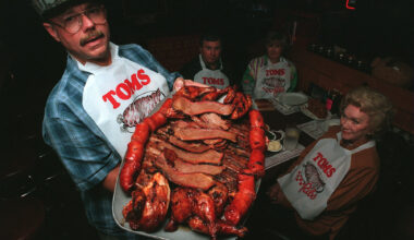 Tom's Ribs founder Tom Norris holds one of his specialty barbecue plates in 1998.