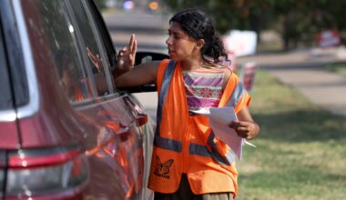 Dallas volunteers aid migrants at tent behind Dallas ICE office