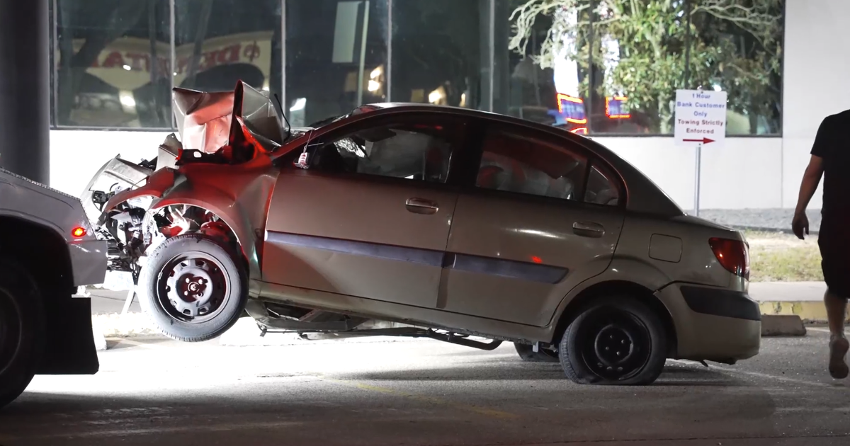 Highway 6 North crash: Woman dead, 2 juveniles injured after vehicle hits concrete pillar