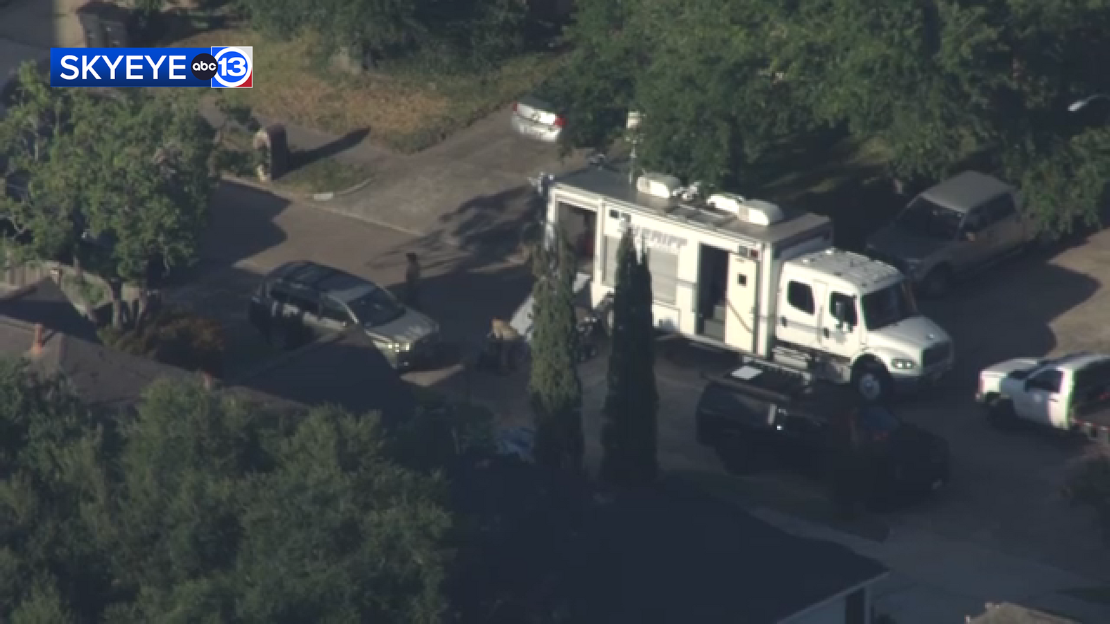 SWAT responds as suspect refuses to exit home after deputies serve warrant, Harris County Sheriff's Office says