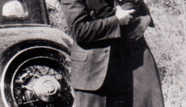 ORG XMIT: *S0421875734* This photo is property of THE DALLAS PUBLIC LIBRARY. We may publish it with this credit: From the collection of the Texas/Dallas History and Archives Division, Dallas Public Library. A publication fee, to be determined by The Dallas Public Library staff, may be charged. Clyde Barrow and Bonnie Parker, ca. 1933 (?) [ bonnieandclyde ]