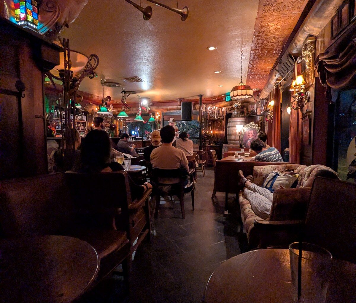 What Makes Crown Of Crows A Unique Pub In El Paso?