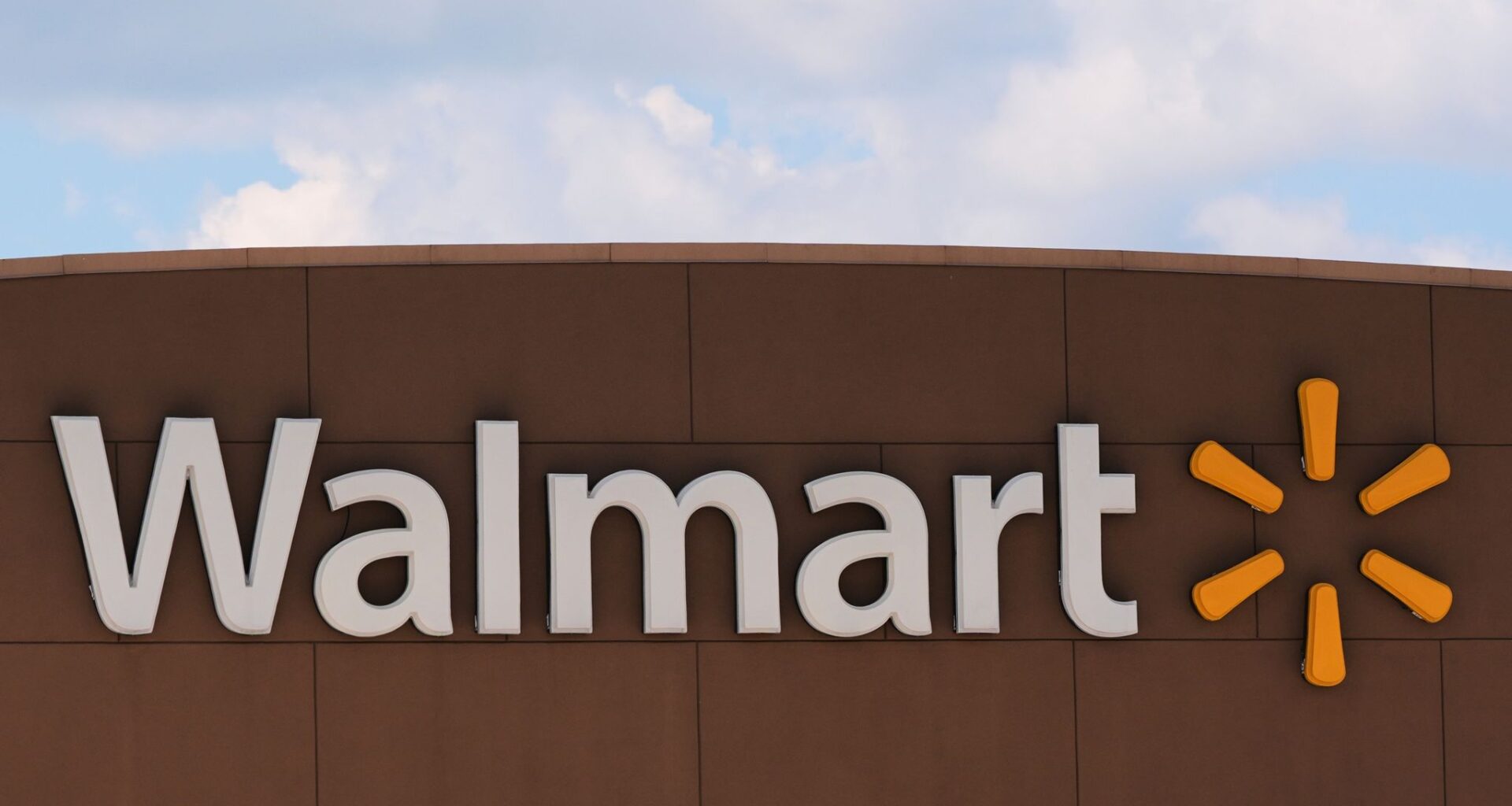Walmart sees slowest pace in US comparable sales in 6 years