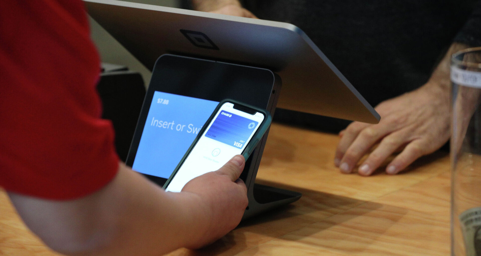 Tap-to-pay forces cashless Houston restaurant to switch up policy