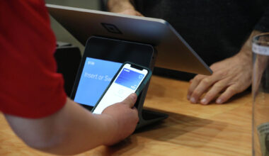 Tap-to-pay forces cashless Houston restaurant to switch up policy