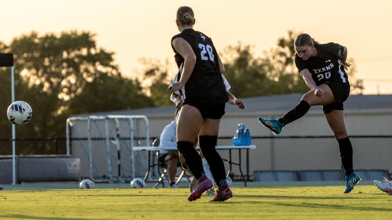 Texans drop hot one in Houston to Big 12’s Cougars