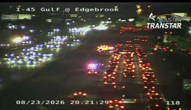 Woman killed trying to cross Gulf Freeway in southeast Houston, HPD says