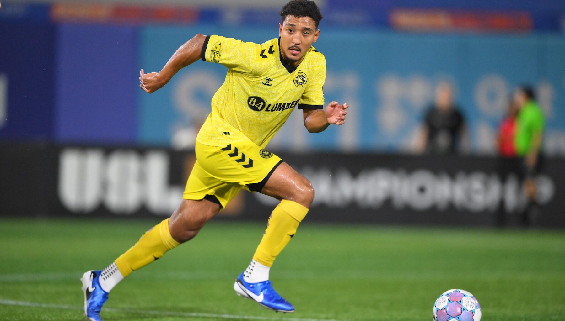 Victor Souza looks upfield with the ball in the Pittsburgh Riverhounds
