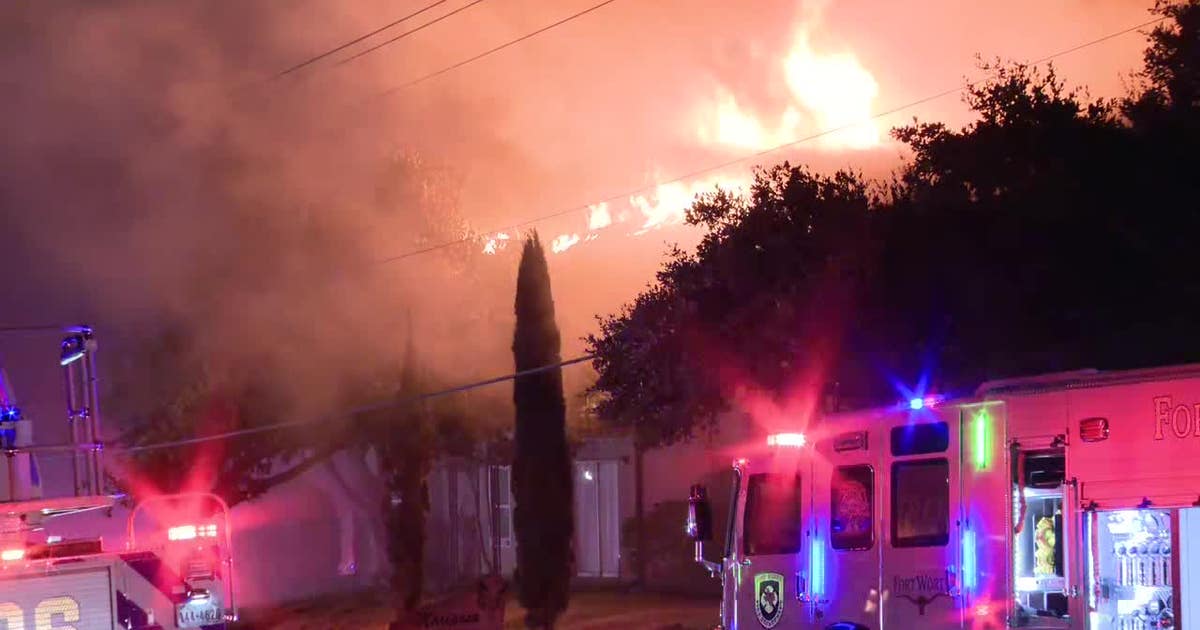 Large apartment fire burns in Fort Worth, 1 firefighter injured