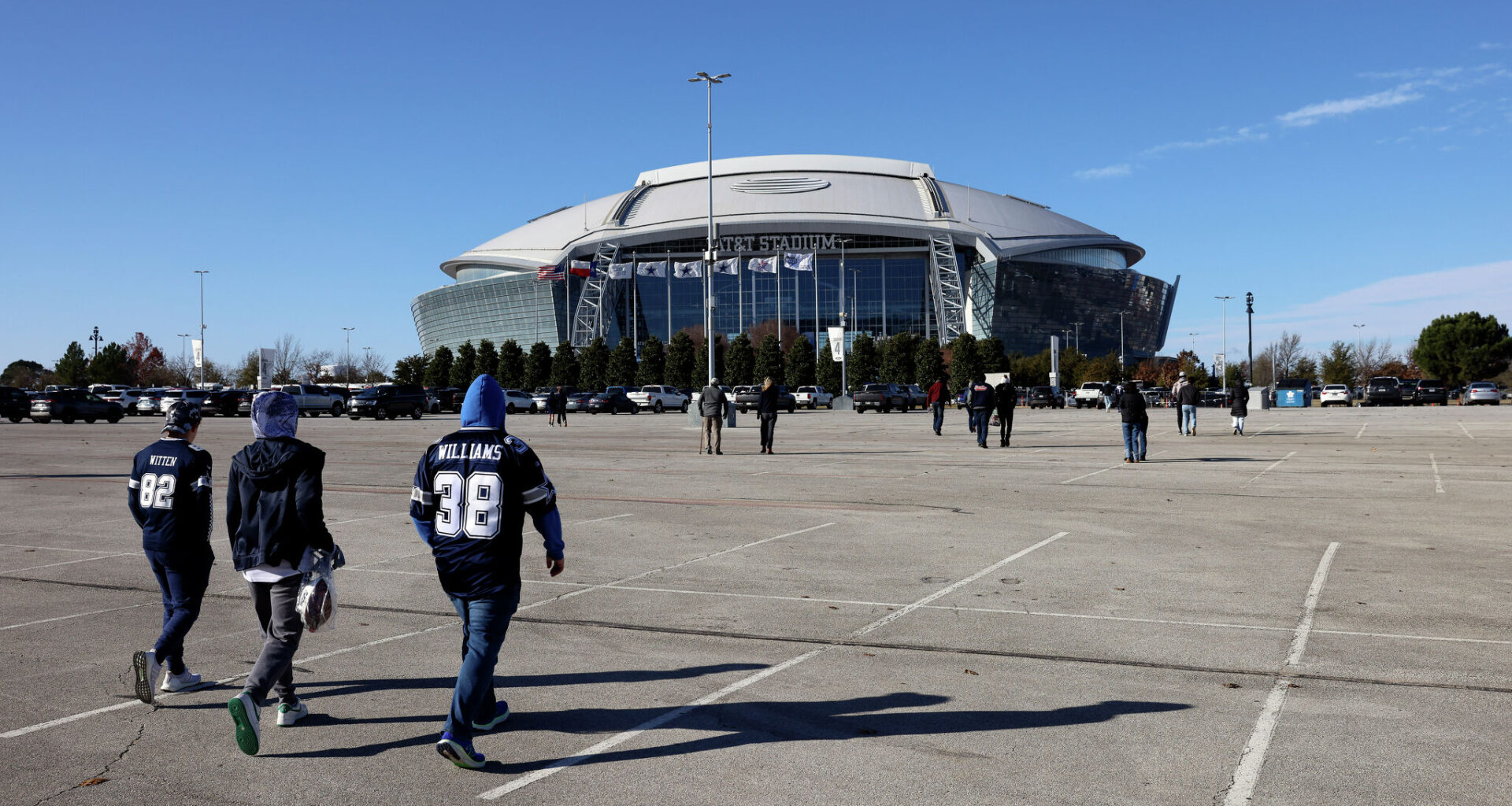 Here’s what Cowboys fans and concertgoers need to know about parking passes, rideshare zones and tailgating rules. 