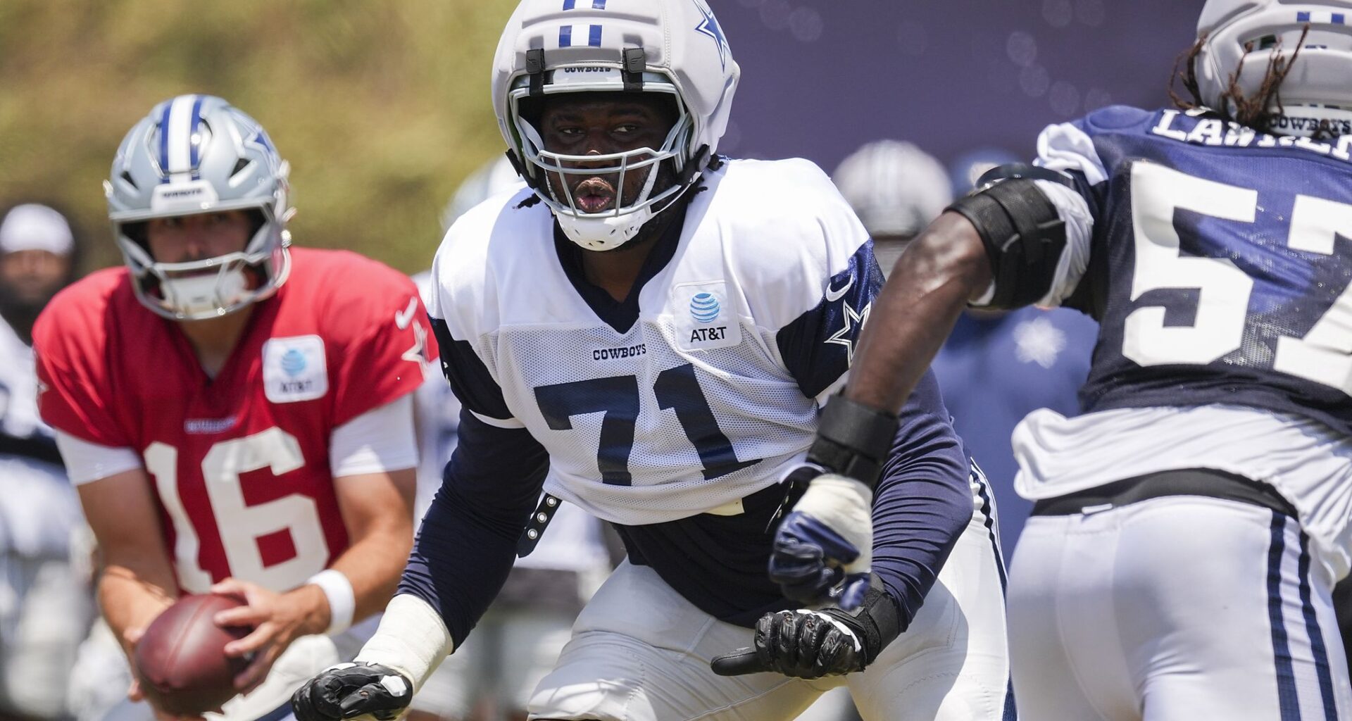 Dallas Cowboys trading offensive tackle Nate Thomas to Houston Texans