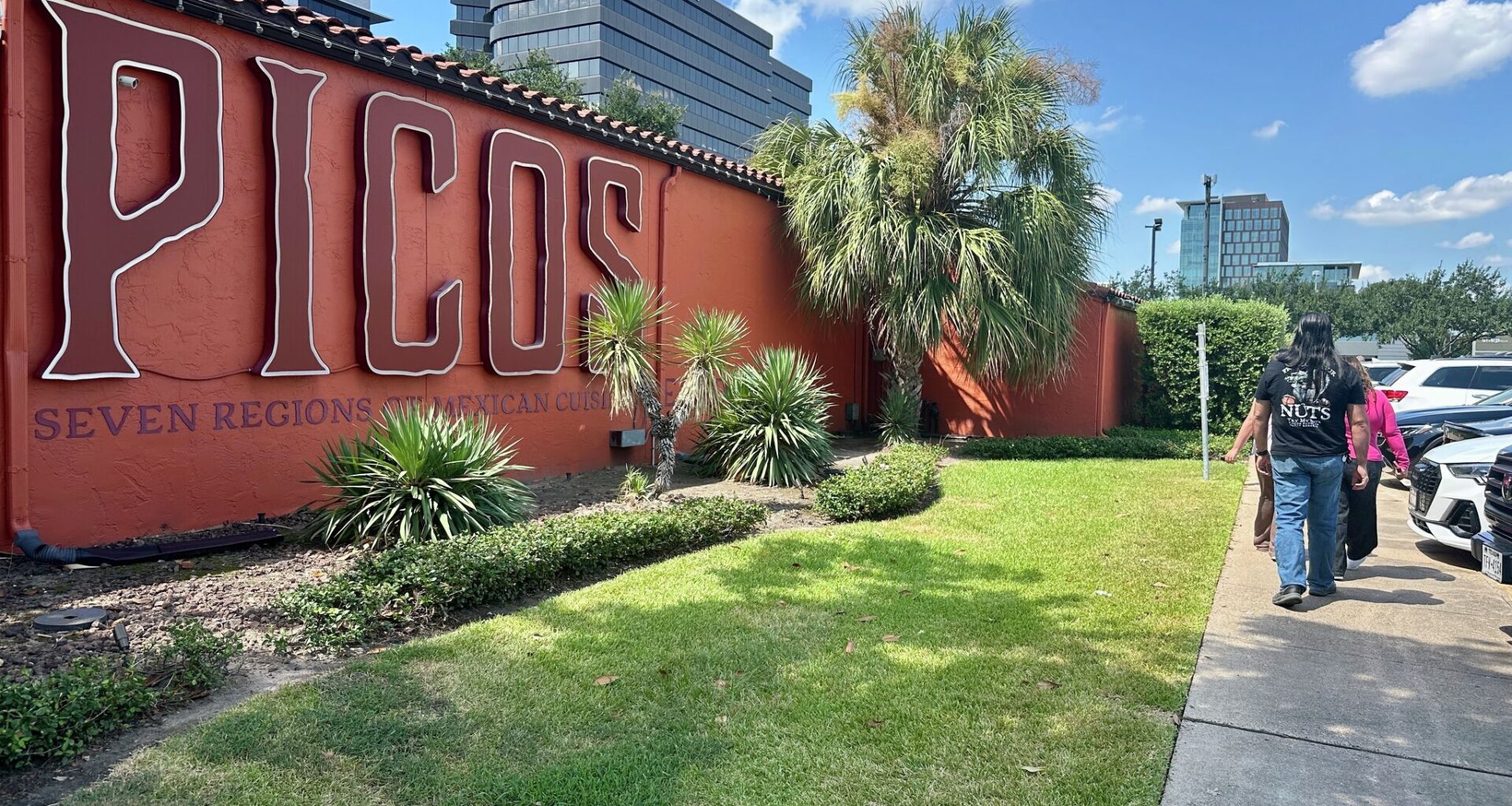 Houstonians pack Mexican restaurant on last day before move