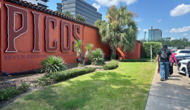 Houstonians pack Mexican restaurant on last day before move