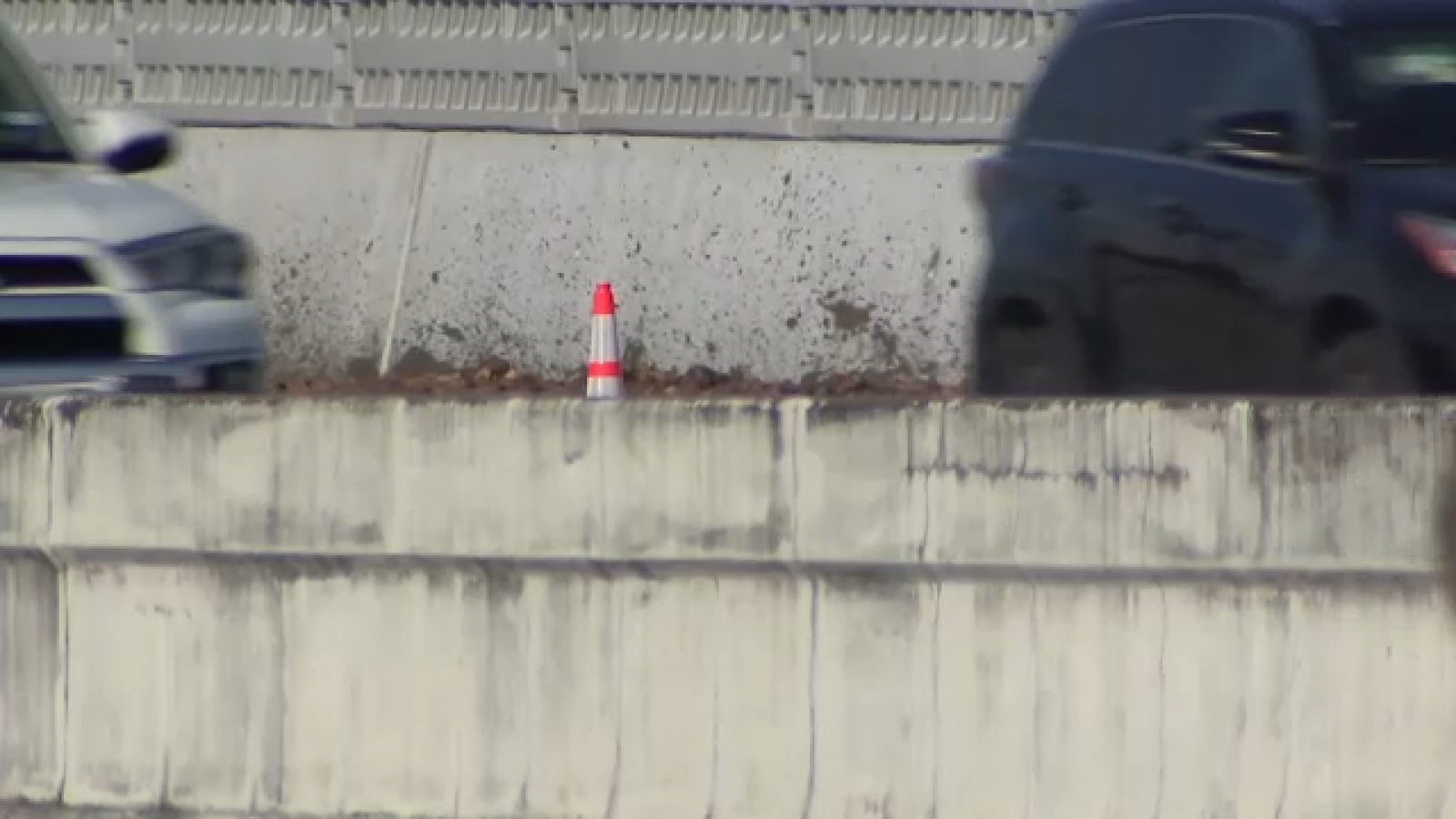 13 Alert Traffic: Smell reported after truck loses load on Southwest Freeway at Gessner Road