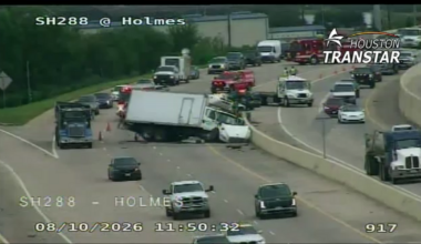 Lanes reopen after box truck crash on SH 288 at Holmes Road, Houston TranStar reports