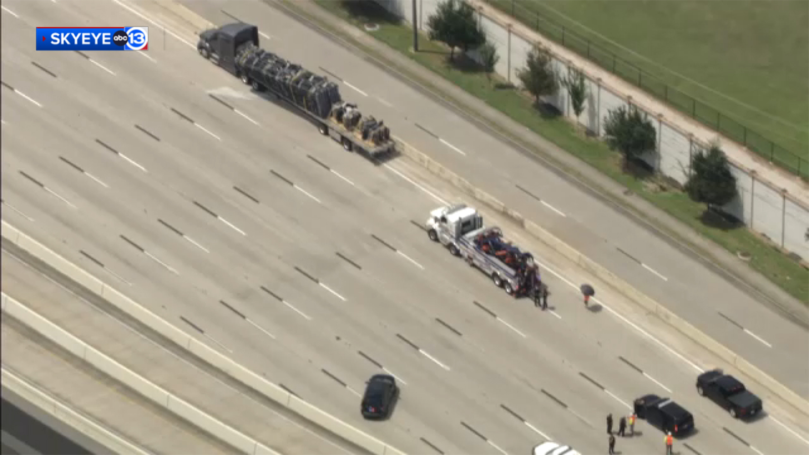 18-wheeler's shifting load of pipes prompts closure of westbound lanes of Katy Freeway at West Loop