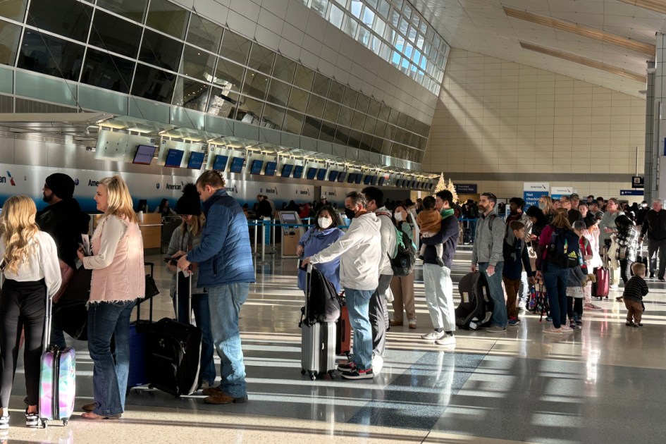Abbott threatens Texas airports' funding over Islamic facilities