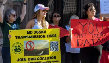 Texans, legislators debate transmission lines at hearing