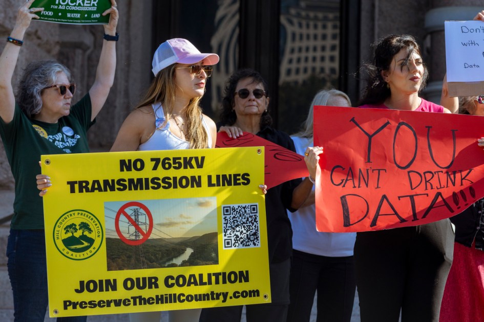 Texans, legislators debate transmission lines at hearing