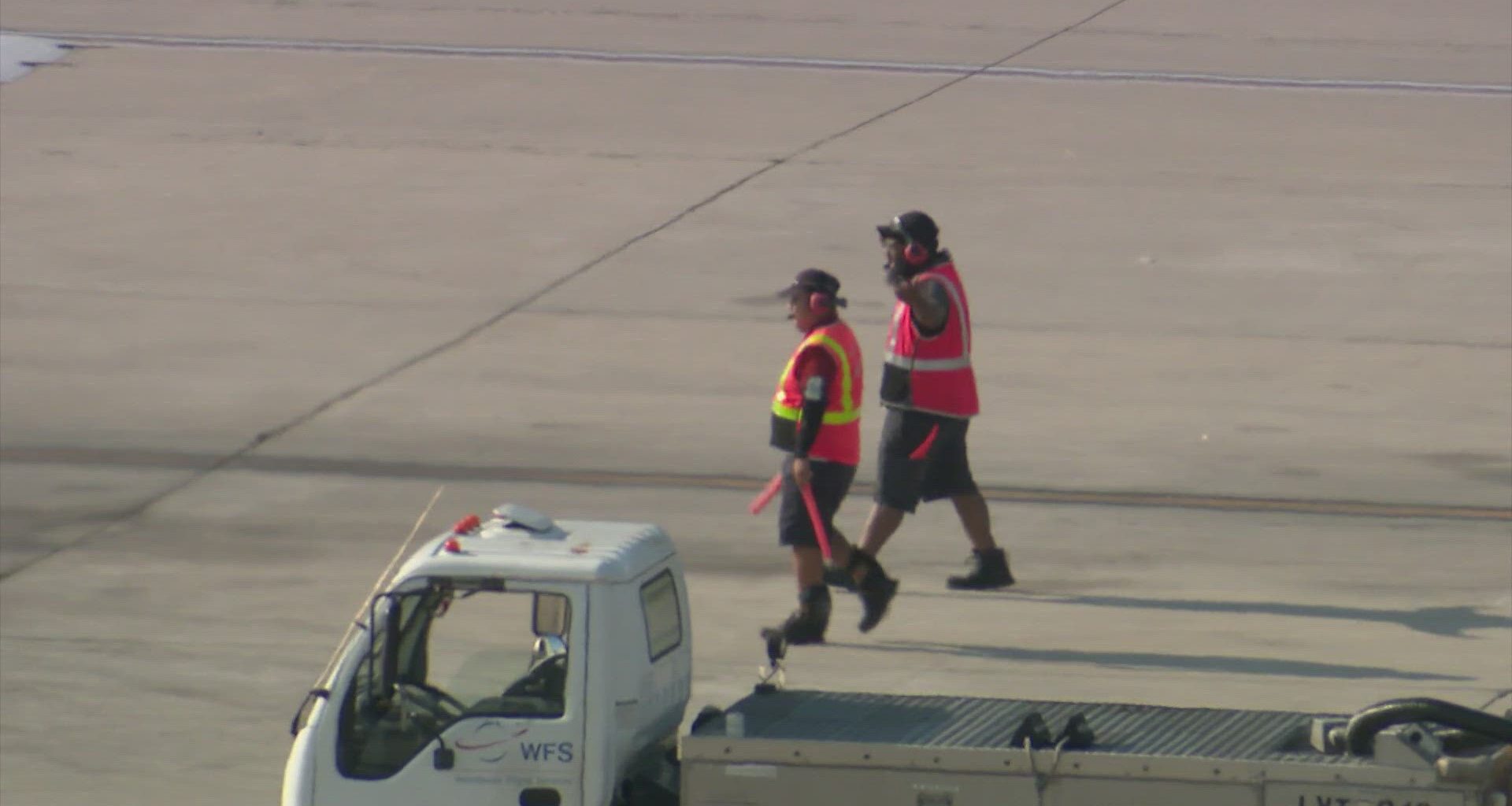 Houston airport workers to receive pay raises under mayor’s executive order