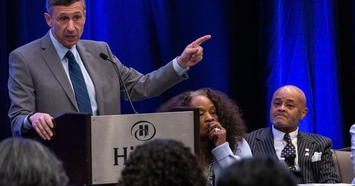 Democrats disagree over abolishing or reforming ICE at DNC meeting | National News