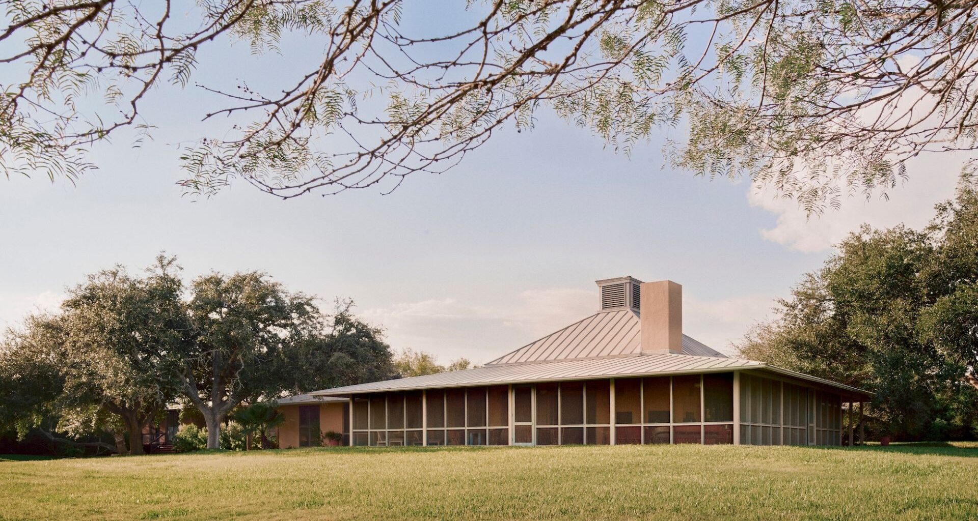 Tour a breezy Texas ranch house that looks as good as it did 40 years ago