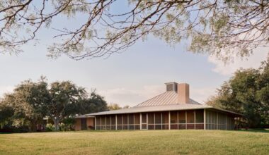 Tour a breezy Texas ranch house that looks as good as it did 40 years ago