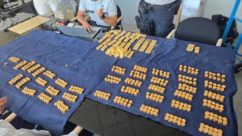 Construction workers find $10M in gold bars & coins during sewer installation (Photo: Dendermonde Local Police)