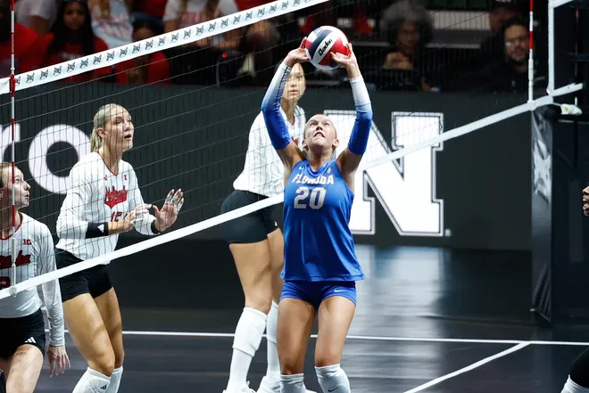 Aug 27, 2026; Arlington, TX, USA; Florida Gators setter Taylor Parks (20) sets the ball during their volleyball match against the Nebraska Cornhuskers at AT & T Stadium. Mandatory Credit: Chris Jones-Imagn Images