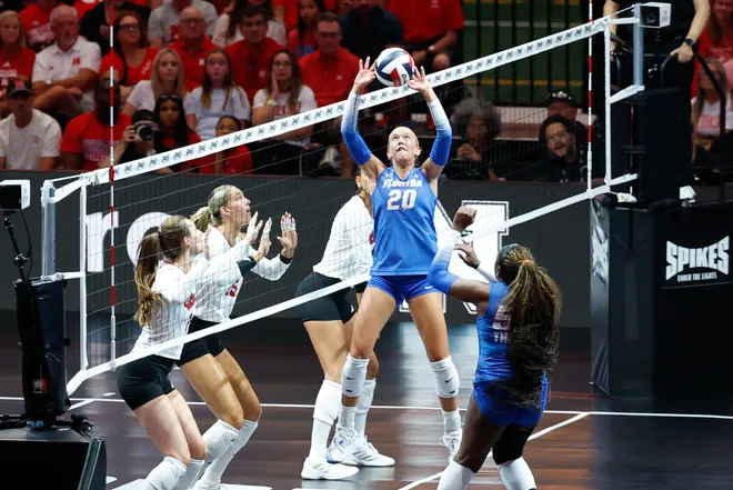 Aug 27, 2026; Arlington, TX, USA; Florida Gators setter Taylor Parks (20) sets the ball during their volleyball match against the Nebraska Cornhuskers at AT & T Stadium. Mandatory Credit: Chris Jones-Imagn Images