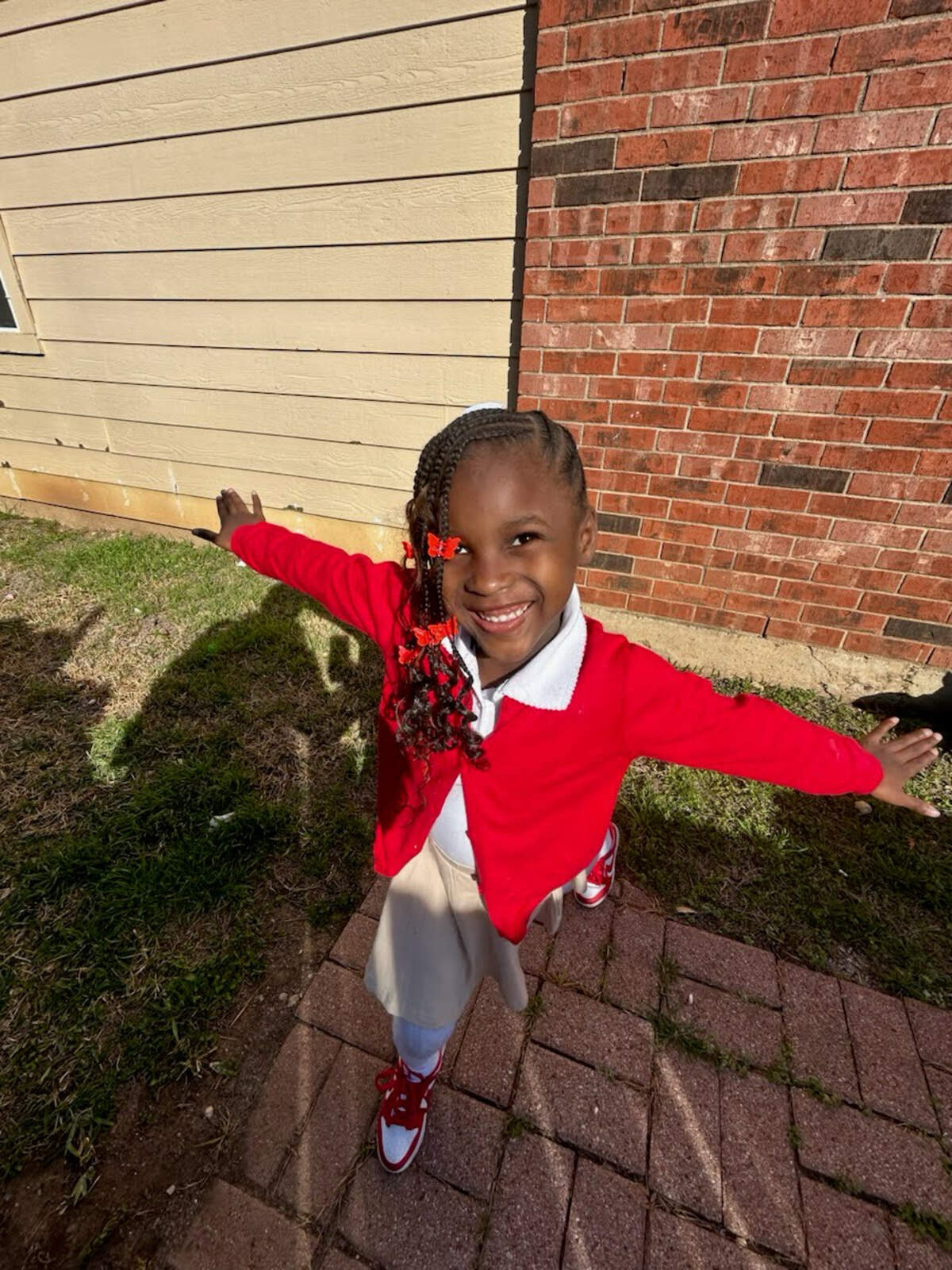 Adrianna, a 6-year-old Fort Worth elementary school student, was mistakenly put on the wrong bus home on Wednesday, August 19, 2026. Her mother, Jaria Branch, said she had no idea where Adrianna was for almost an hour, and she’s demanding answers from the Fort Worth school district about how this happened and how it could have been prevented.